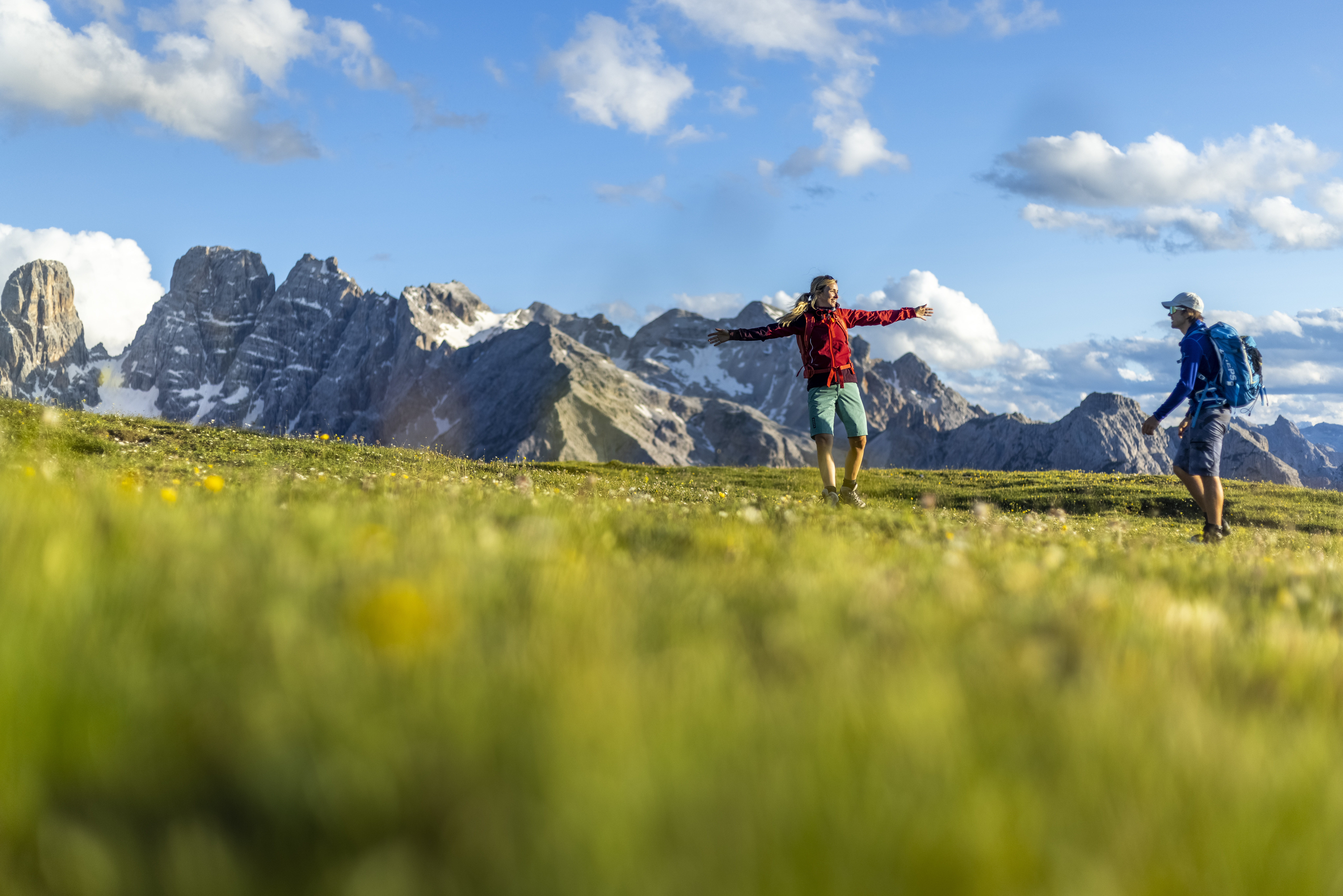 Wandern auf der Plätzwiese im Naturpark Fanes-Sennes-Prags in Südtirol