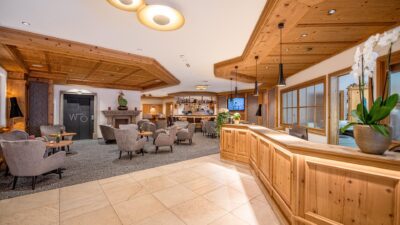 Der Bereich rund um die Bar des Hotel Wöscherhofs lädt zum Verweilen ein.© Rotwild