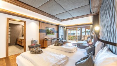 Die Zimmer im Hotel Wöscherhof sind allesamt modern, hell und mit viel Holz eingerichtet.© Rotwild