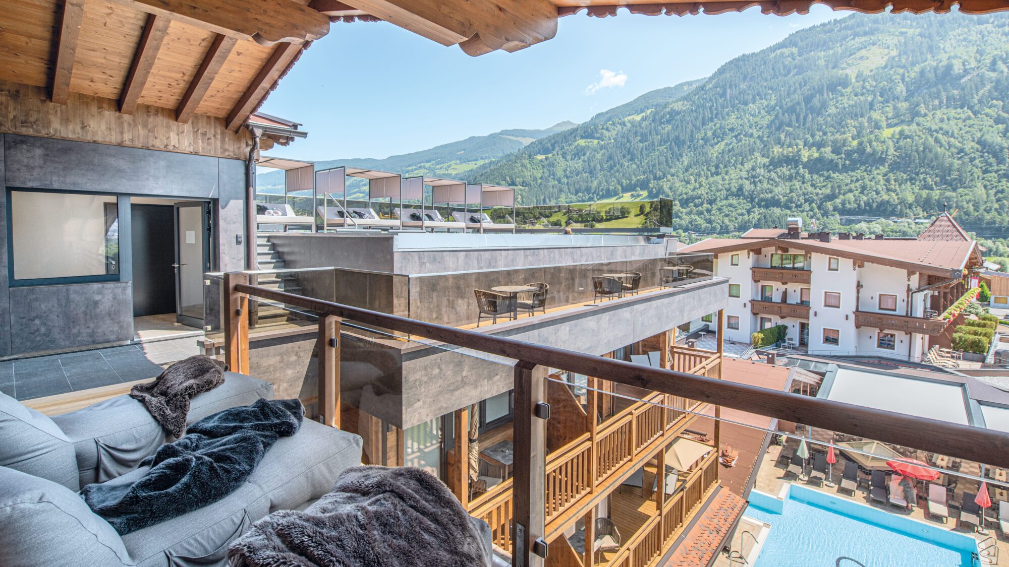 Entspannen, Sonne tanken, Bergblick und Ruhe genießen - all das kann man auf der Panoramaterrasse des Wöscherhofs.© Rotwild Entspannen, Sonne tanken, Bergblick und Ruhe genießen - all das kann man auf der Panoramaterrasse des Wöscherhofs.© Rotwild