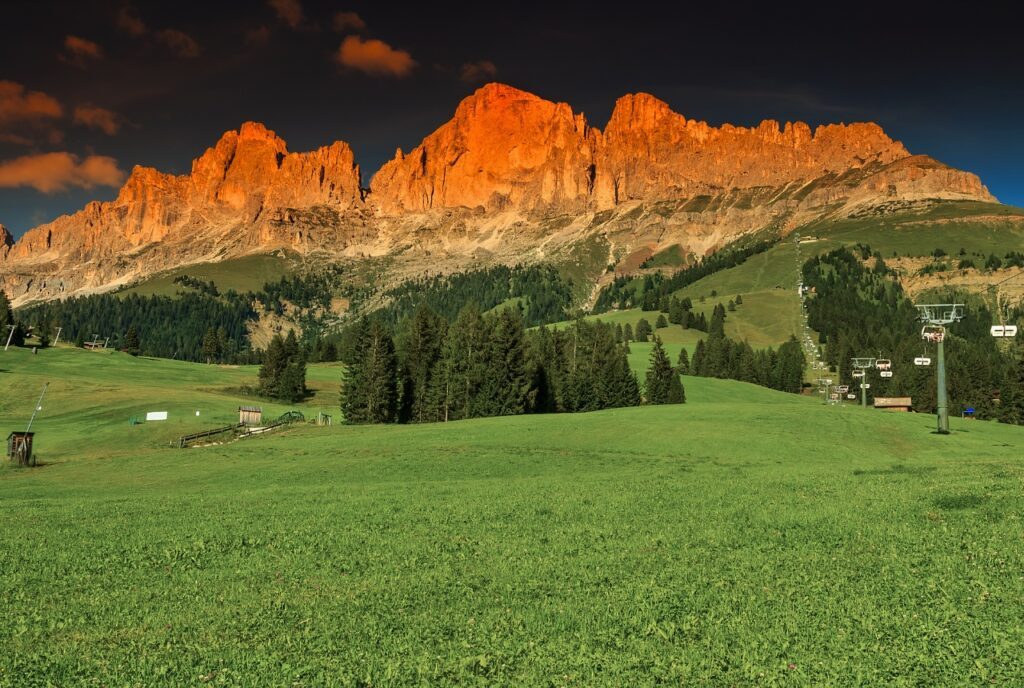 Rosengarten Massiv in Südtirol leuchtet in Rottönen