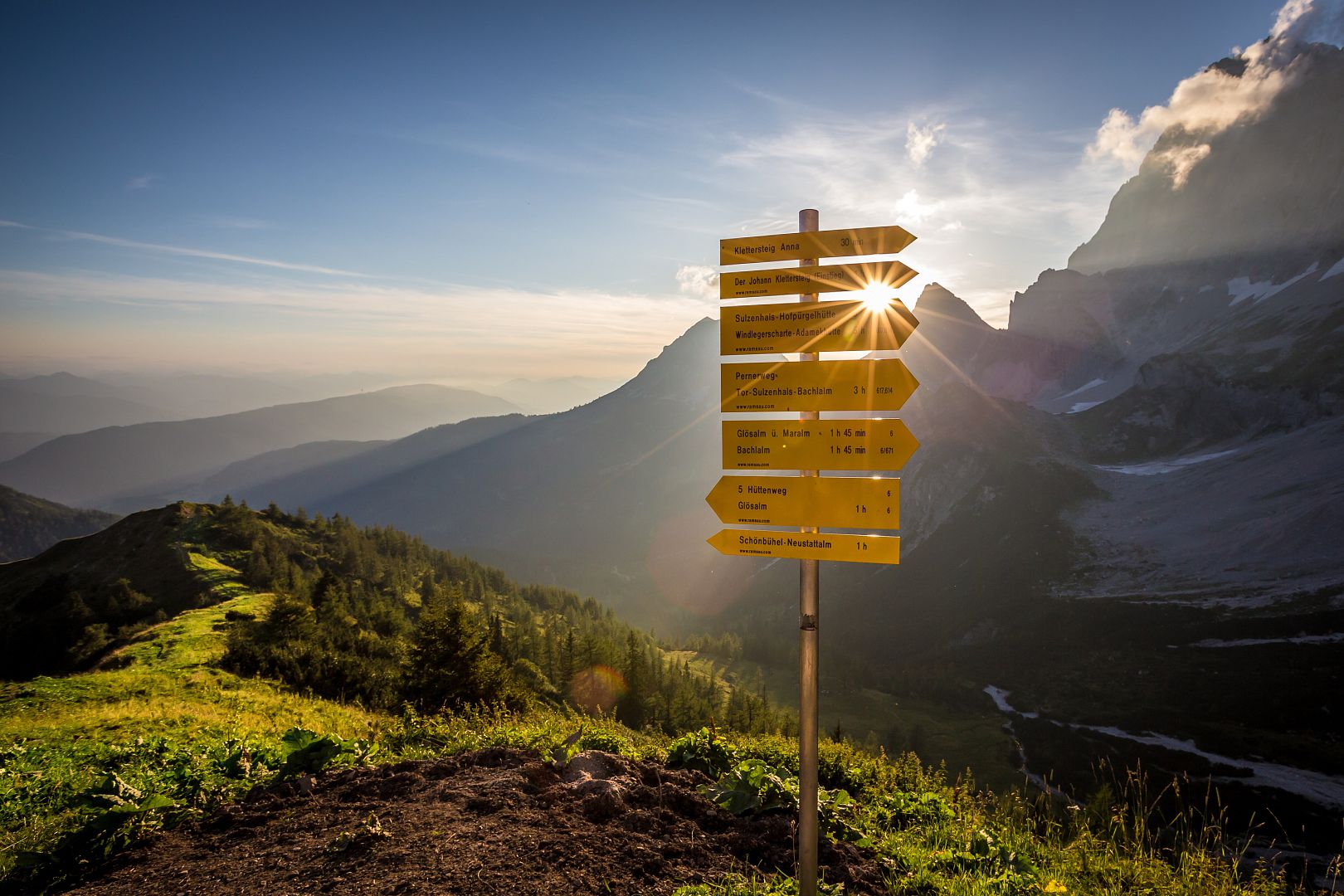 Wegweiser auf einer Wanderung im Salzburger Land