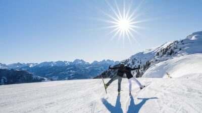 Pistenspaß in Latemar in Südtirol bei strahlend blauem Himmel.© Harald Wisthaler