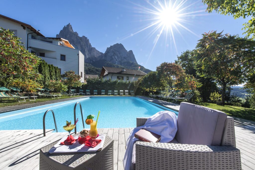 Tolle Schwimmrunden mit Bergblick kann man im Pool des Active Hotel Diana in Südtirol ziehen.