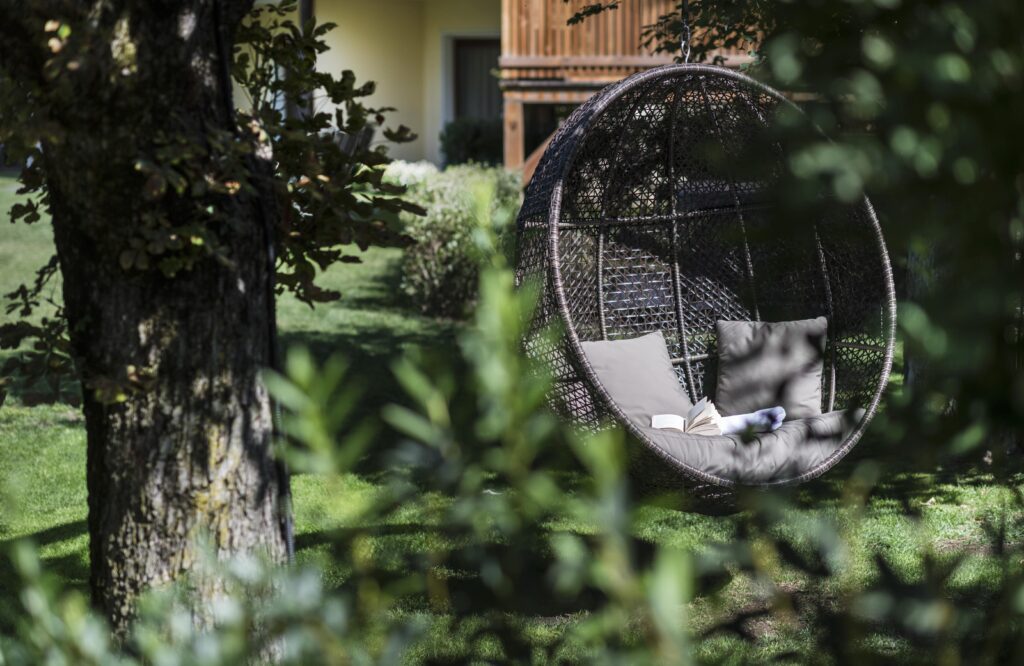 Die Wohlfühloase in deinem Urlaub - der großzügige Garten des Active Hotel Diana am Fuße der Seiser Alm.