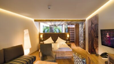 Helle und moderne Möblierung sind im Aktivhotel Alpendorf Thema der Stunde© Oczlon