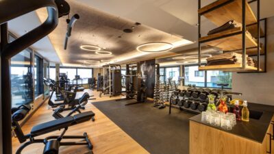 Der Fitnessraum im Aktivhotel Alpendorf in Salzburg lässt keine Wünsche offen.© Oczlon