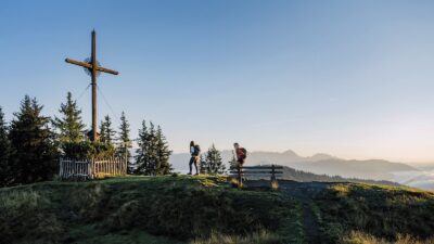 Geführte Touren des Aktivhotel Alpendorf führen anderem anderem auf das aussichtsreiche Hochgründeck.© Salzburgerland Tourismus