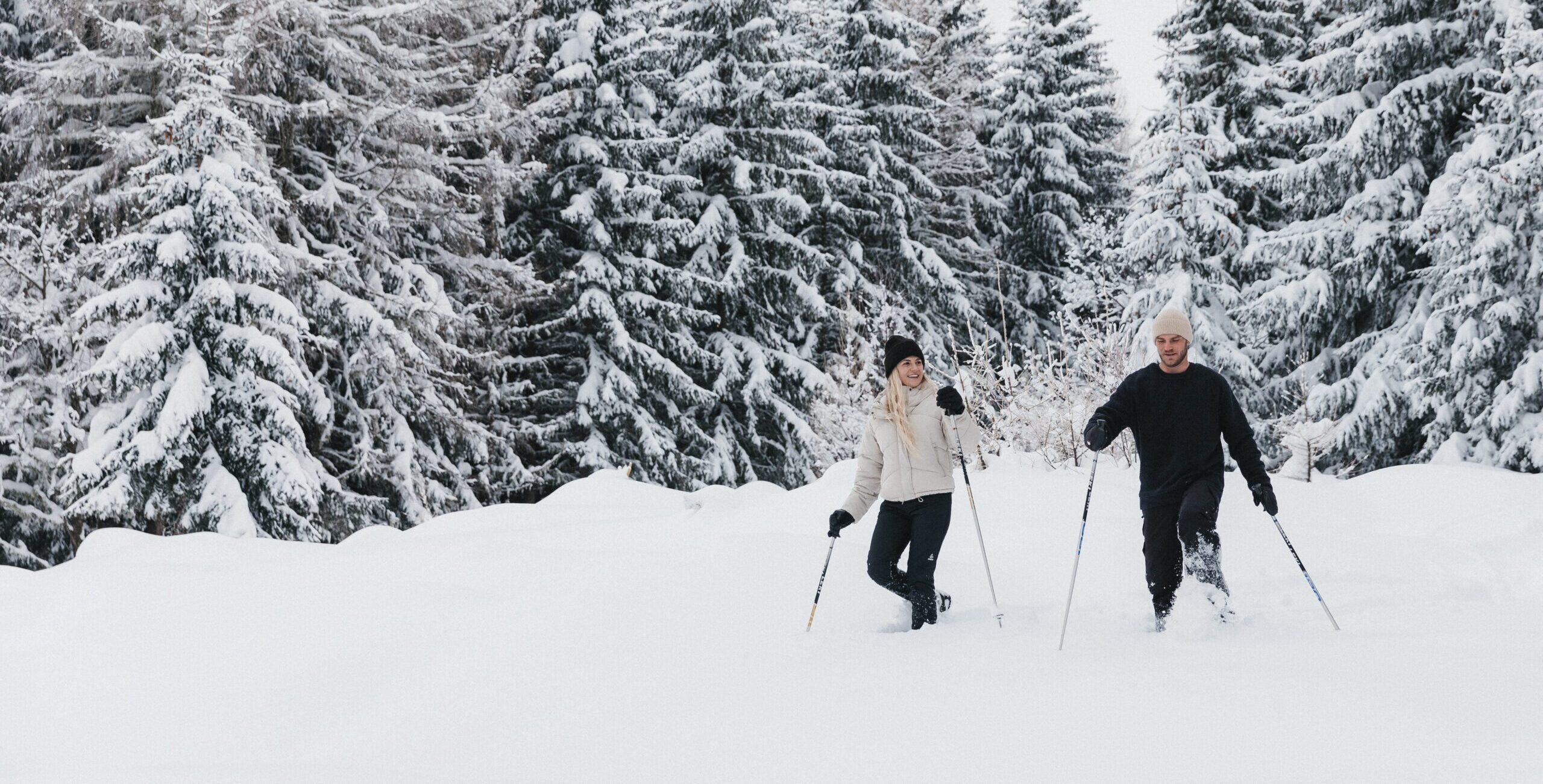 Geführte Schneeschuhwanderungen in bezaubernder Winterlandschaft werden vom Dorf Schönleitn angeboten.