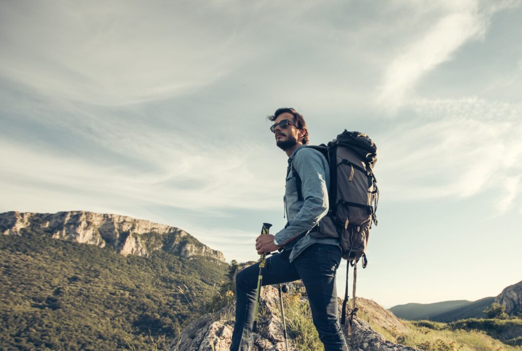 Sonnenbrille beim Wandern in den Bergen ist Lichtschutzfaktor für die Augen