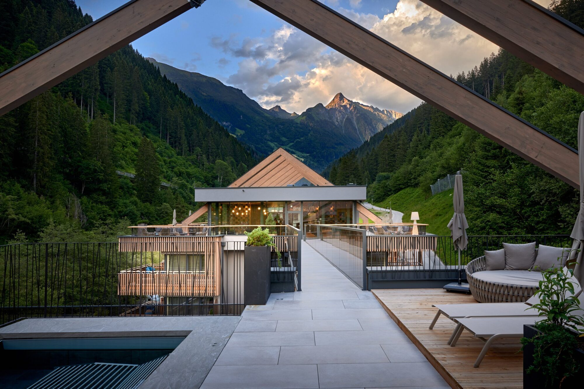 Die Dachterrasse im Morgenrot vom Wanderhotel ZillergrundRock in Österreich