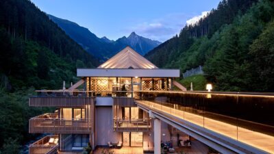 Die Dachterrasse im Abendrot vom Wanderhotel ZillergrundRock in Österreich© Huber Fotografie und Lorenz Masser