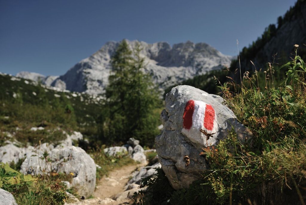 Wegmarkierung bei einem Wanderweg in den Alpen von Österreich