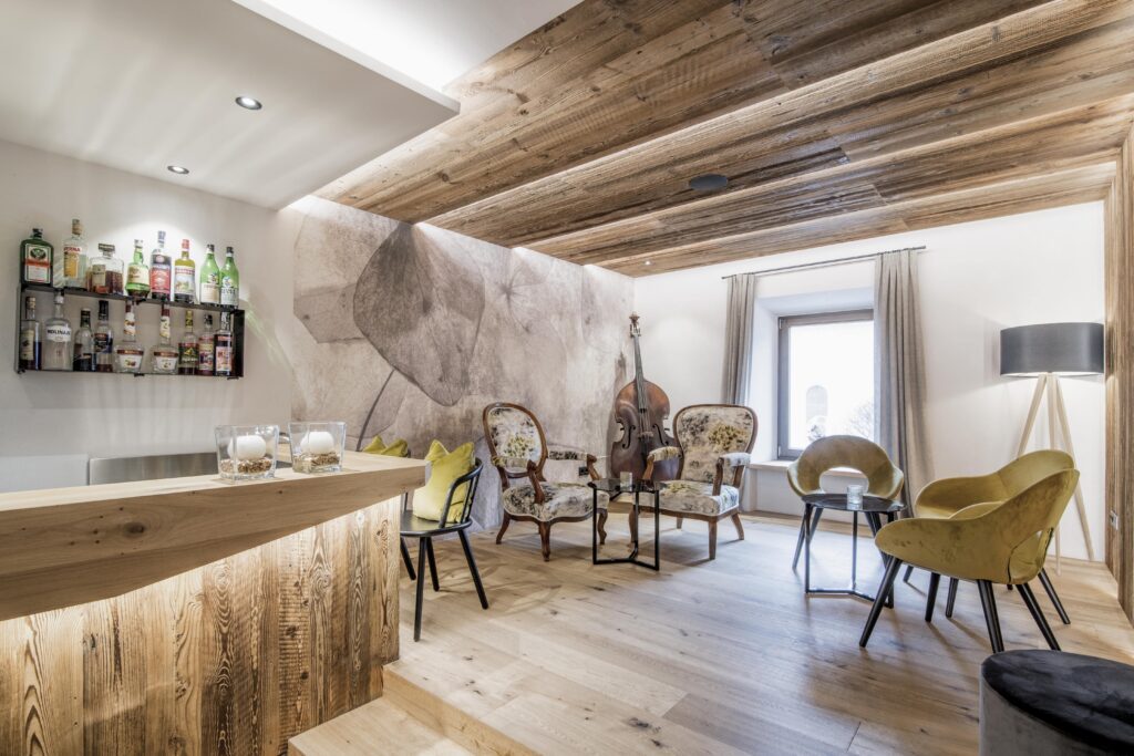 Das Wanderhotel Wieser nahe Sterzing überzeugt mit einem traditionell-modernen Interieur.