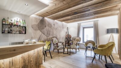 Das Wanderhotel Wieser nahe Sterzing überzeugt mit einem traditionell-modernen Interieur.© Schaiter Fabian