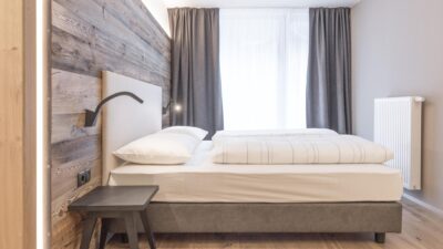 Das Wanderhotel Wieser verfügt über größzügige Zimmer mit Balkon und Blick auf die Stubaier Alpen.© Schaiter Fabian