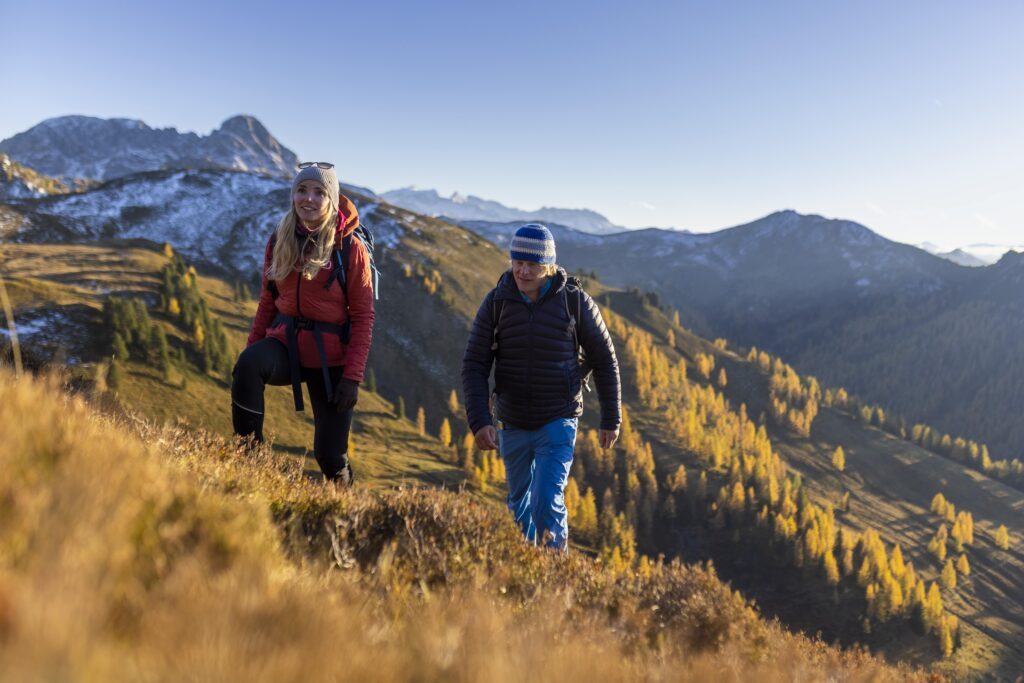 Eine tolle Wanderung im Herbst in Südtirol oder Österreich gibt es bei den besten alpinen Wanderhotels.