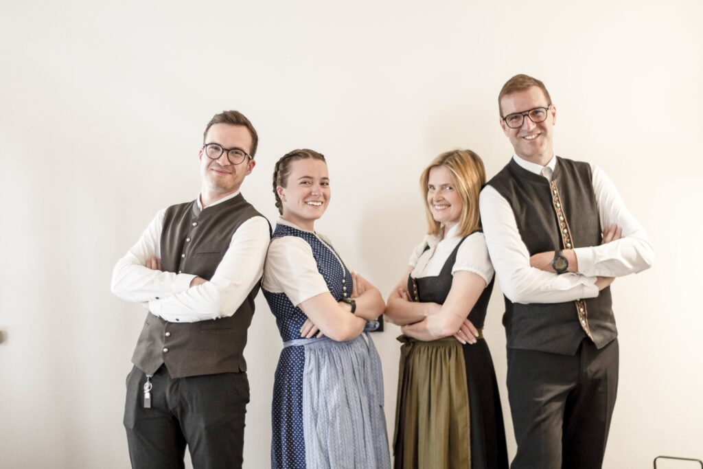 Wie Familie Wieser ist der herzliche Mittelpunkt des Wanderhotel Wieser in Südtirol.