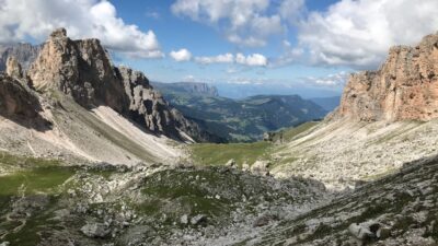 Wandern im Nationalpark Puez Geisler mit Silvia vom Wanderhotel Posta Zirm in Corvara© Posta Zirm