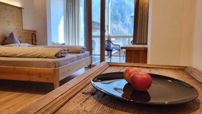 Großzügige Zimmer mit Balkon im Wanderhotel Unterpichl in Südtirol.© Natur pur Hotel Unterpichl
