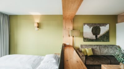 Große, lichtdurchflutete Zimmer und liebevolle Accessoires zeugen von Geschmack – das ist das Hotel Chesa Monte in Tirol.© Chesa Monte