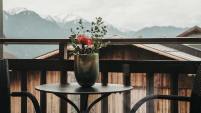 Balkon mit Aussicht – vom sonnenverwöhnten Fiss beim Hotel Chesa Monte hat man beste Blicke auf die Tiroler Bergwelt.© Chesa Monte