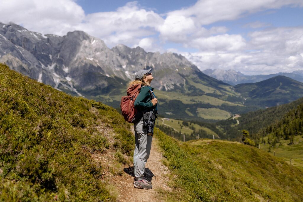 Frau wandert am Höchkönig bei einem Wanderurlaub in einem Wanderhotel