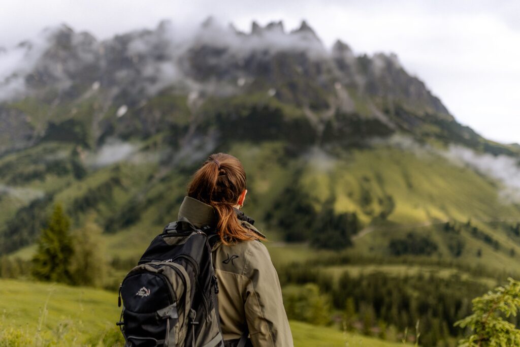 Frau wandert am Höchkönig bei einem Wanderurlaub in einem Wanderhotel