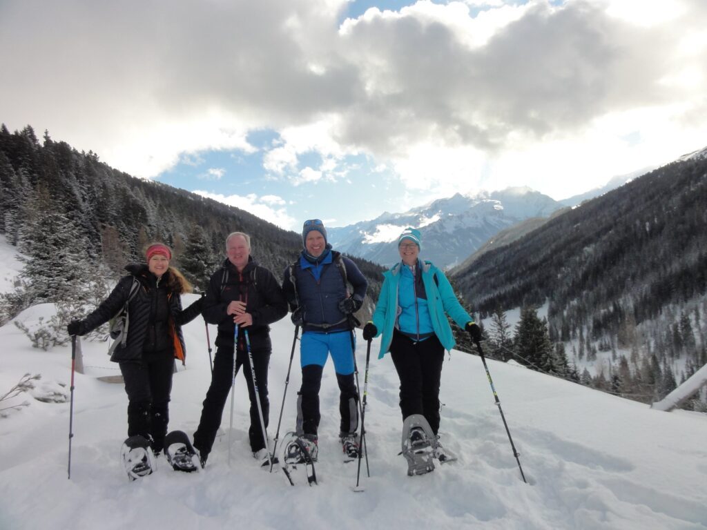 Schneelandschaft bei geführter Schneeschuhwanderung vom Wanderhotel Kirchner in Bramberg, Österreich