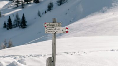 Wegweiser beim Winterwandern in Südtirol; Wanderhotel Leitlhof© Büro Rabensteiner