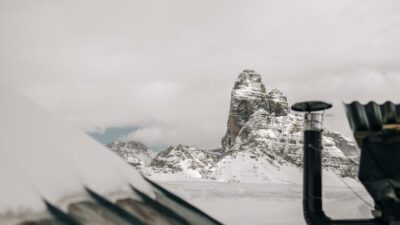 Hütte beim Winterwandern in Südtirol mit Dolomiten im Hintergrund; Wanderhotel Leitlhof© Büro Rabensteiner
