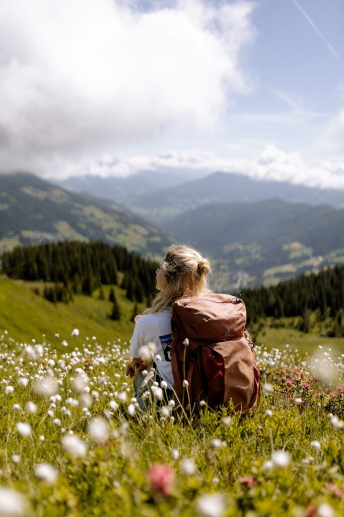 Wandern im Frühling im Salzburger Land bringt blühende Bergwiesen.