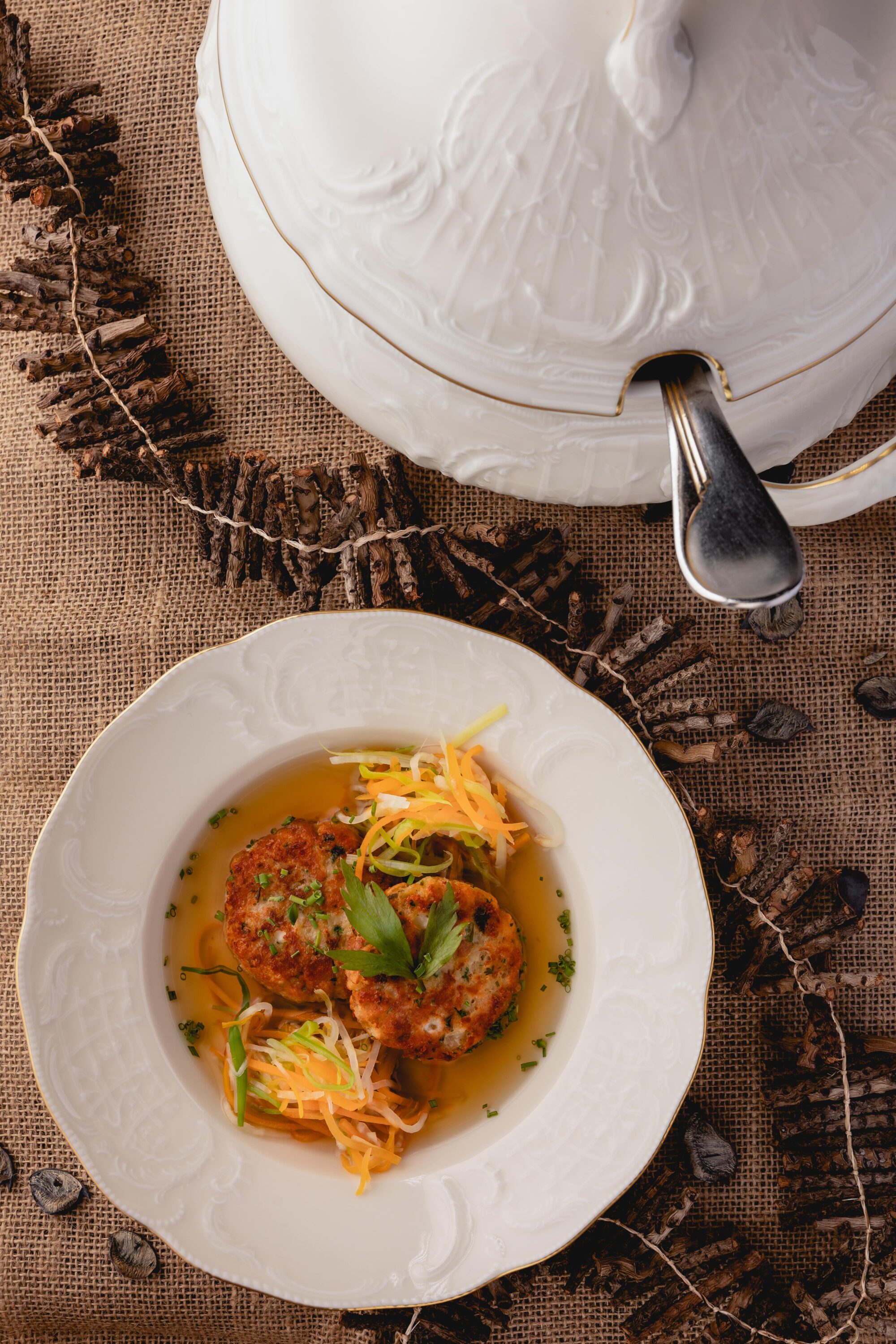 Kaspressknödel in Rindssuppe nach einem Rezept vom Ski- und Wanderhotel Jägeralpe