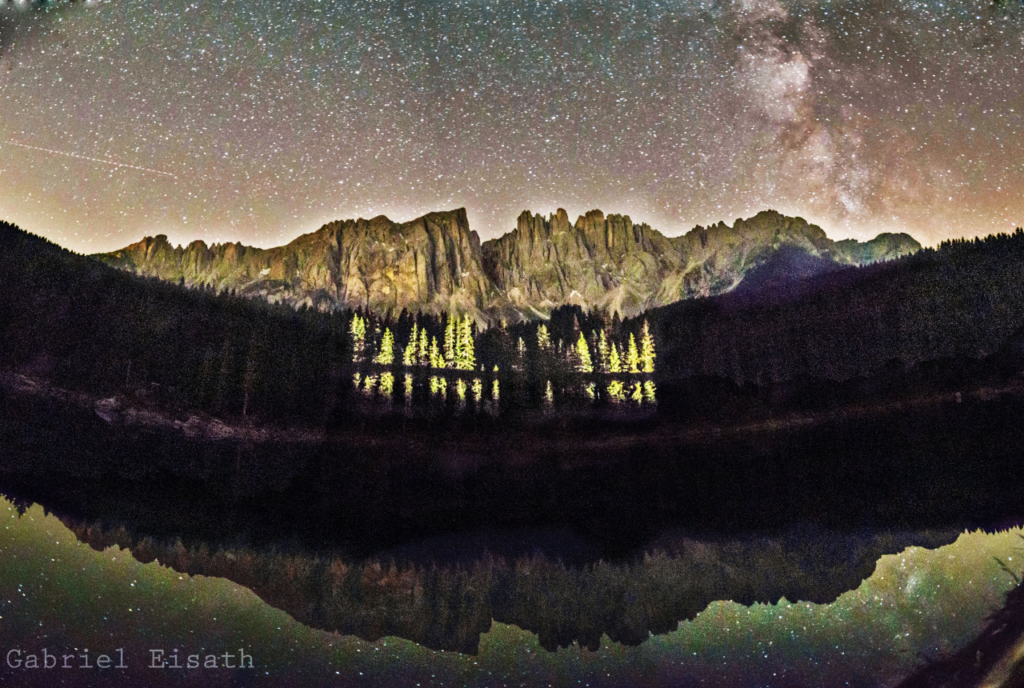 Sternenhimmel über dem Karersee in Südtirol