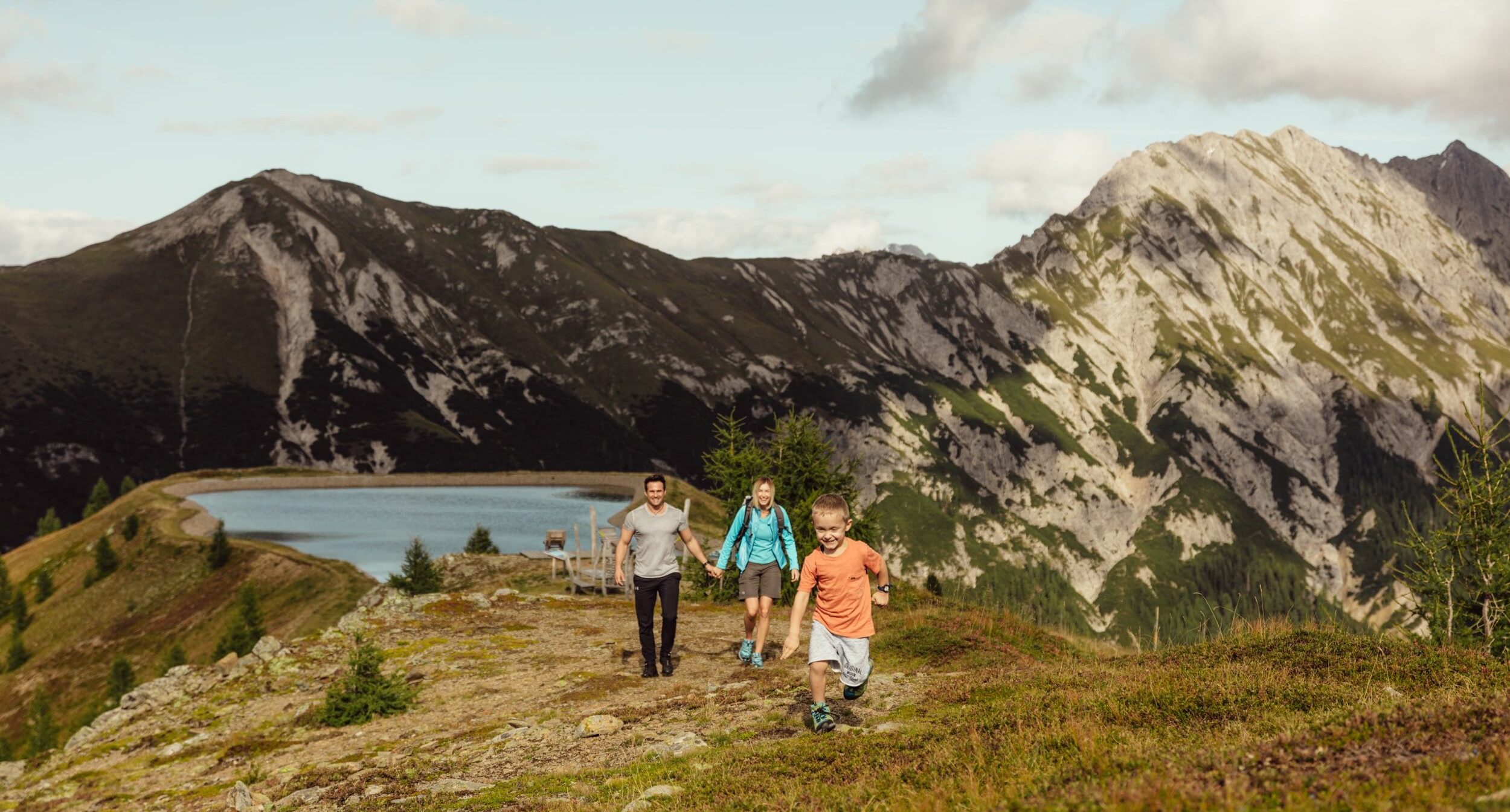 Wandern mit Kinder in Österreich ist eine schöne Aktivität für die ganze Familie.