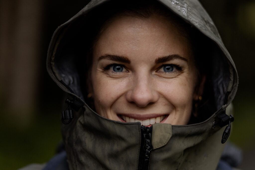 Wandern bei Regen Frau im Regenmantel