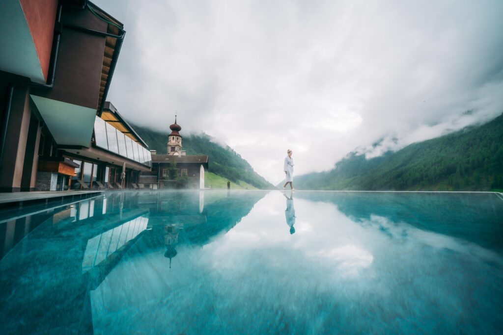 Der Infinty Pool des Wanderhotels Tonzhaus in Südtirol bei Nebel