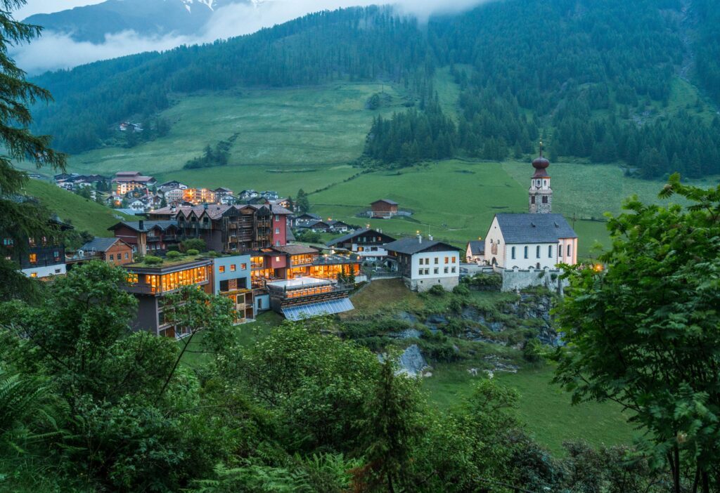 Wanderhotel Tonzhaus im Südtiroler Schnalstal von oben