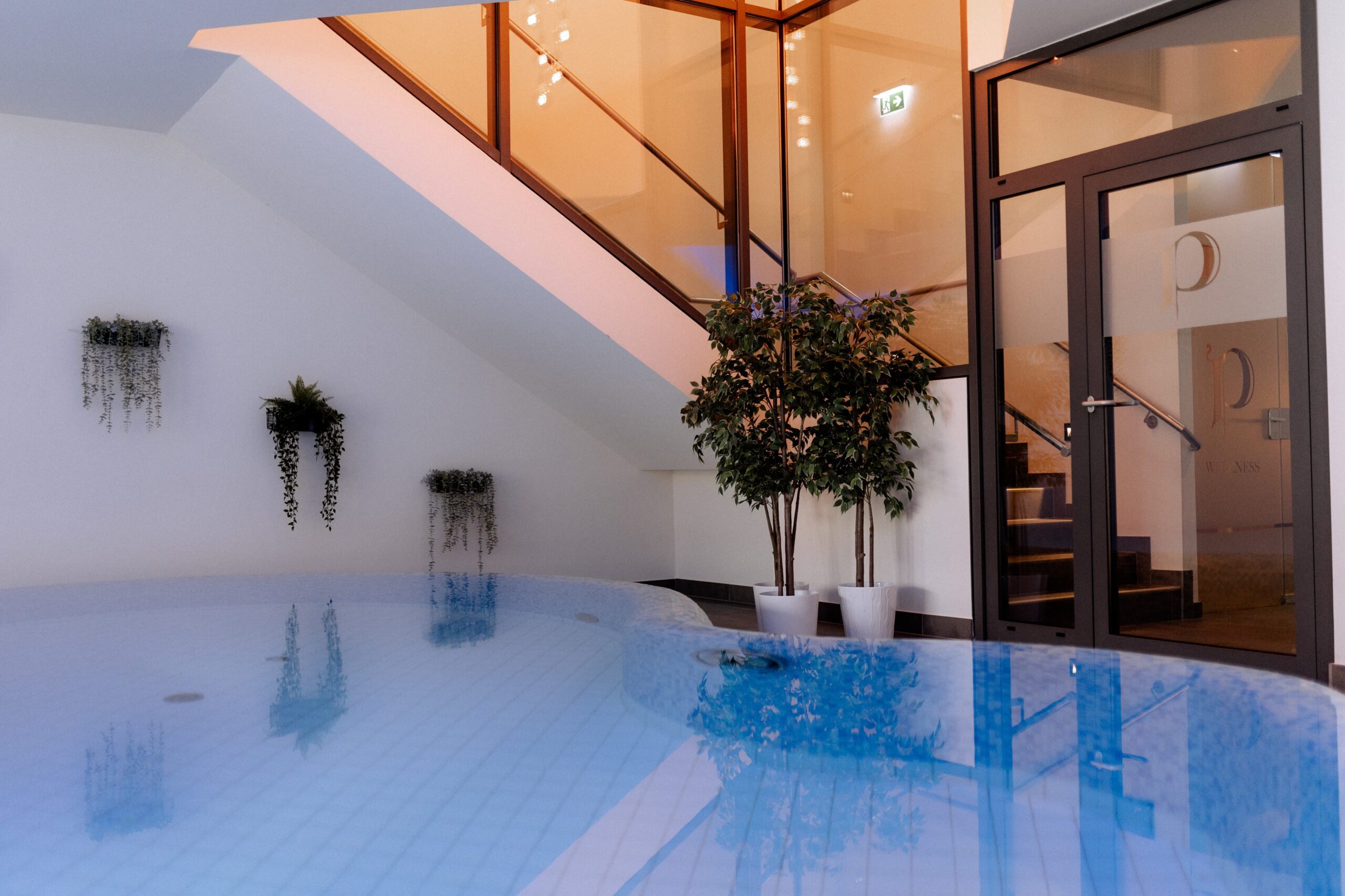 Wandern und Wellness in Österreich: ein beheizter Indoor-Pool, der zum Träumen einlädt.