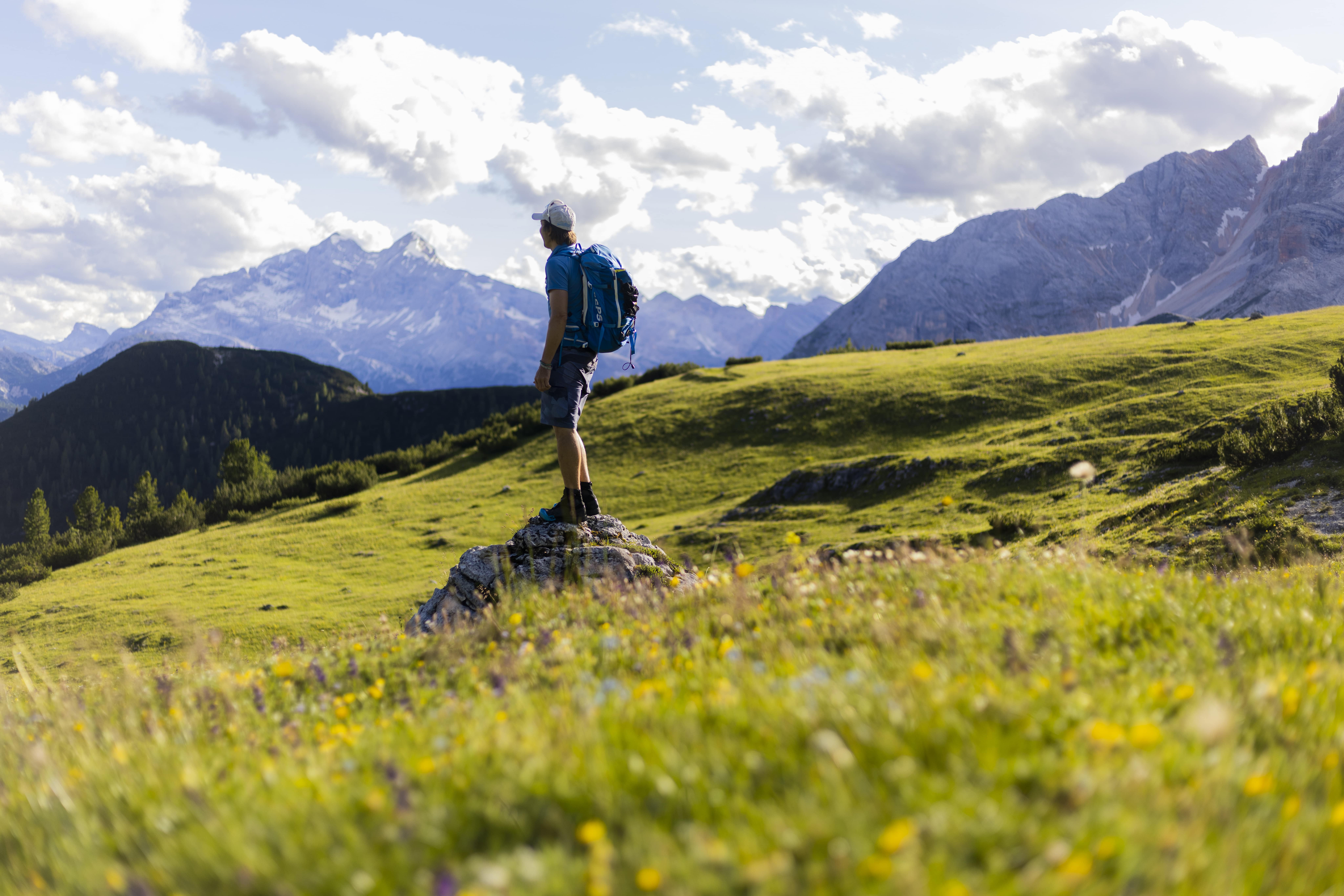 Ein Single-Wanderurlaub in Südtirol hat auch seinen Reiz - warum, das findest du bei den besten alpinen Wanderhotels heraus.