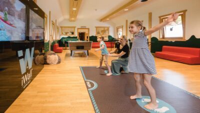 Kinder vor der I-Wall im Wanderhotel Höflehner© Rene Strasser