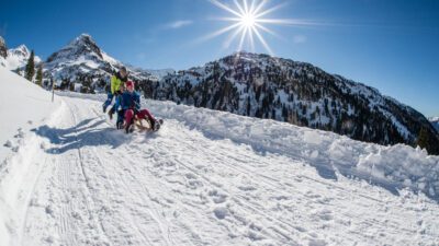 Rodeln mit Familie, Winterwandern mit Hund in Südtirol - alles machbar bei einem Urlaub in Antholz im Hotel Autentis.© wisthaler.com