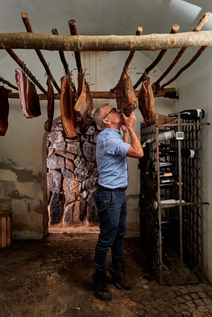 Stefan Fauster, Gastgeber vom Wanderhotel Drumlerhof, bei der Qualitätsprüfung von Südtiroler Speck
