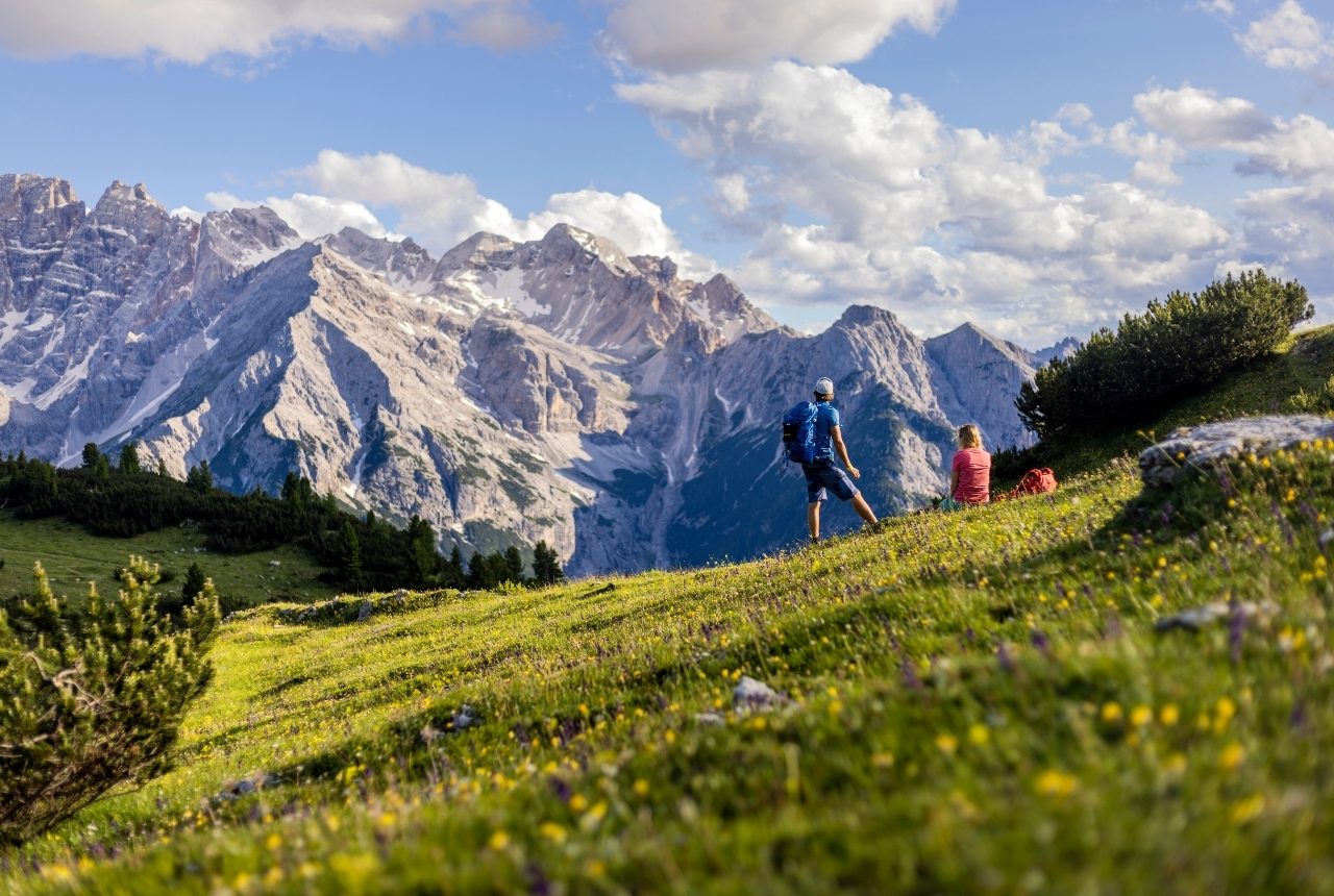 Pause mit selbstgemachtem Müsliriegel beim Wandern in Südtirol