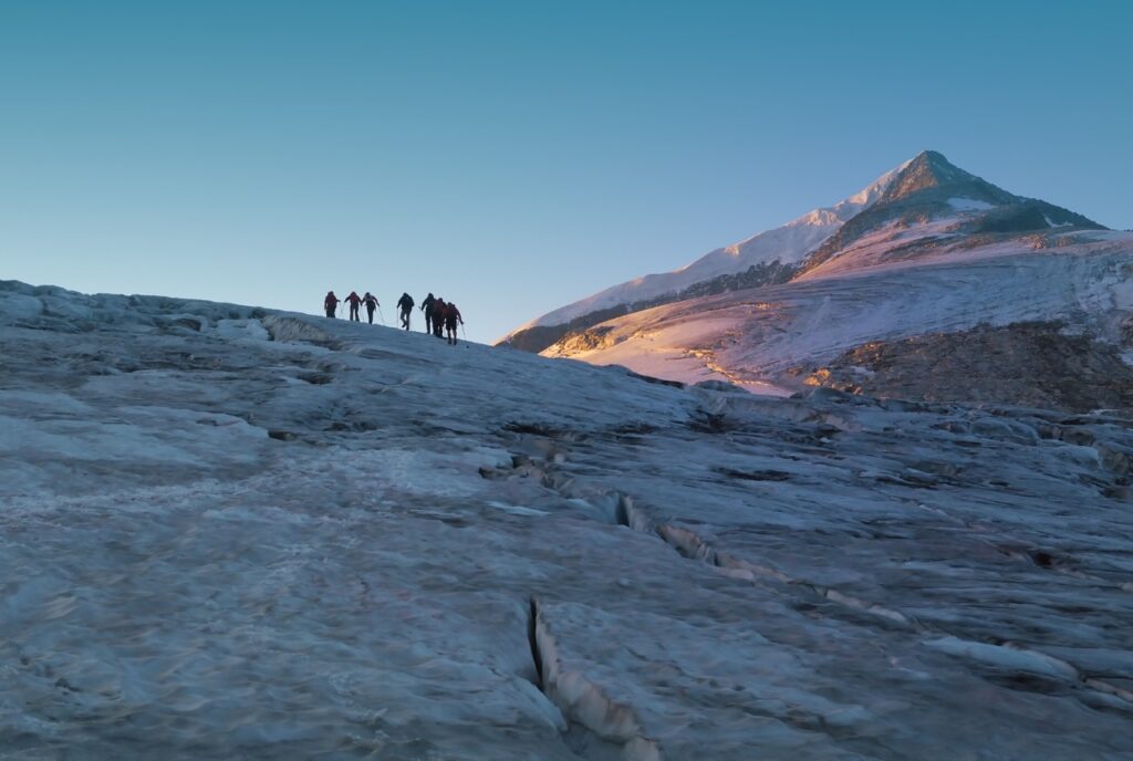 Seilschaft auf Gletscher bei Besteigung vom Großvenediger bei Wanderurlaub im Wanderhotel Gassner