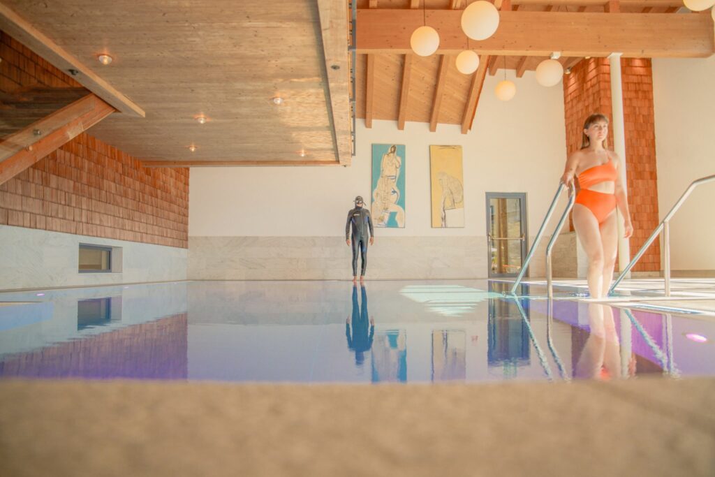 Am Pool vom Wanderhotel Glemmtalerhof nach einer Wanderung im Salzburger Land