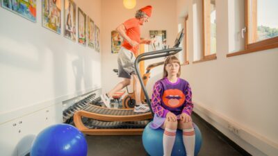 Das Wanderhotel Glemmtalerhof in Saalbach-Hinterglemm zeigt sich von seiner sportlich-extravaganten Seite: hier lässig am Laufband.© Aberjung Foto
