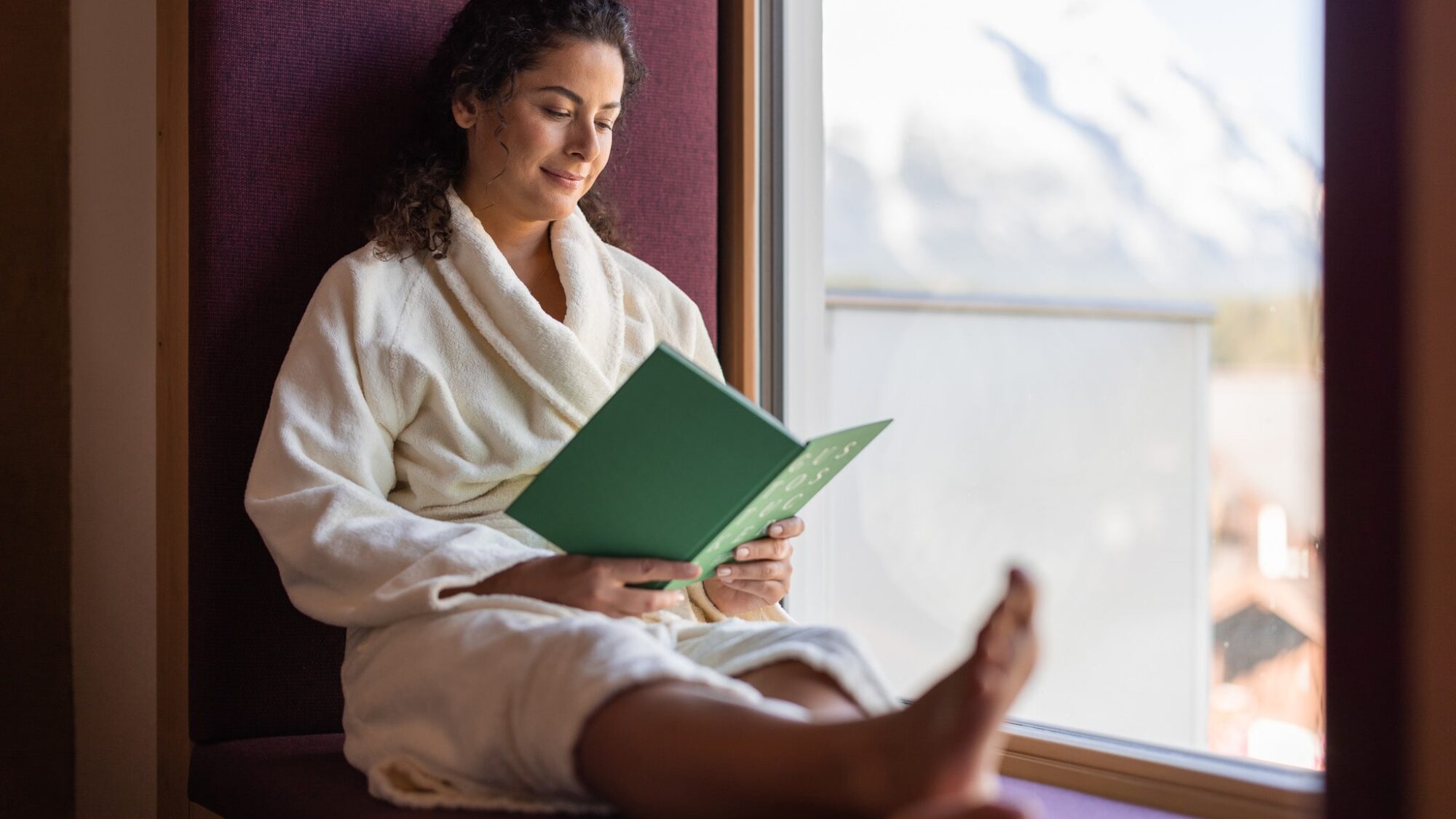 Beim Wellness in Tirol ein gutes Buch lesen. Hier im Wanderhotel Leutascherhof.© David Johansson