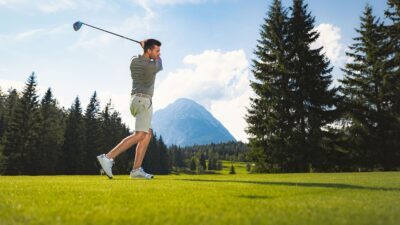 Nicht nur Wanderhotel in Tirol, sondern auch Golfhotel in Österreich: Das Biohotel Leutascherhof.© Region Seefeld