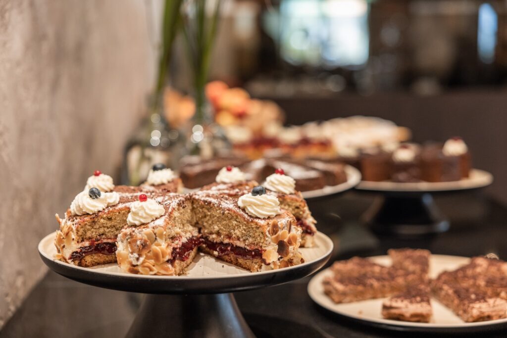 Großzügiges Kuchenbuffet: Nach deiner Wanderung in Seefeld gibt es Stärkung im Wanderhotel Leutascherhof.